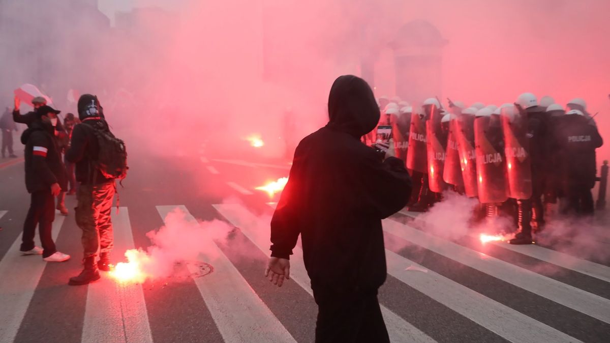 Nacionalisté se ve Varšavě střetli s policií, kvůli LGBT vlajce zapálili byt